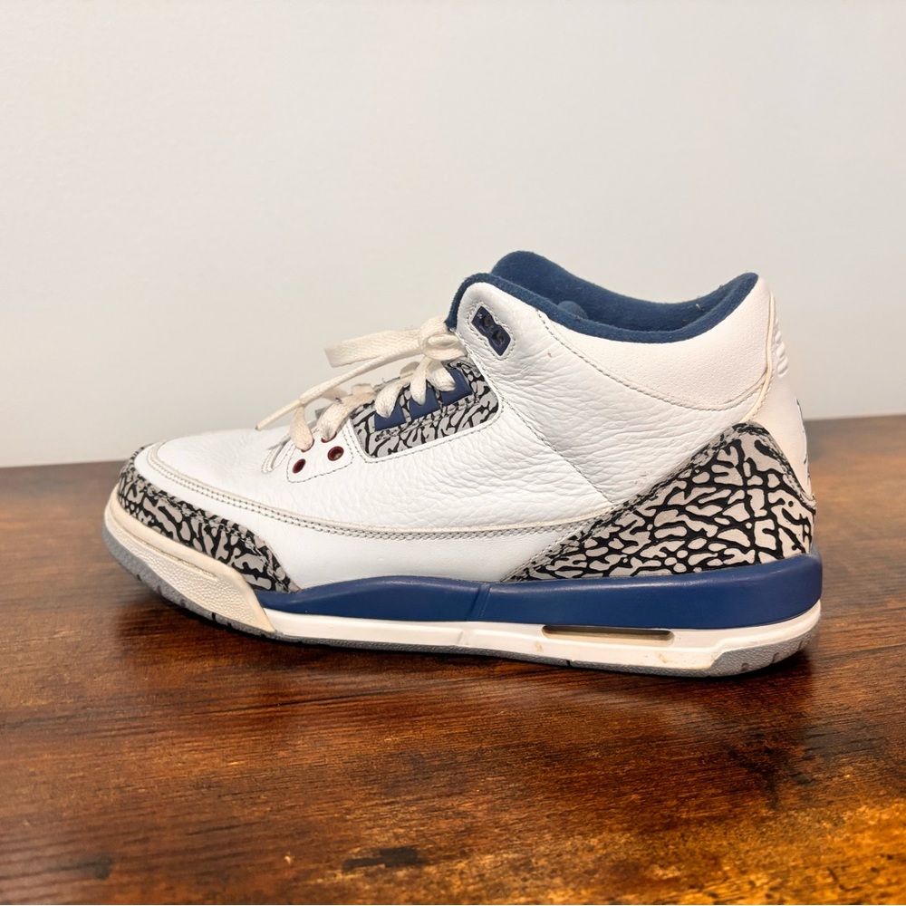 Stylish Athletic Shoes in White and Navy